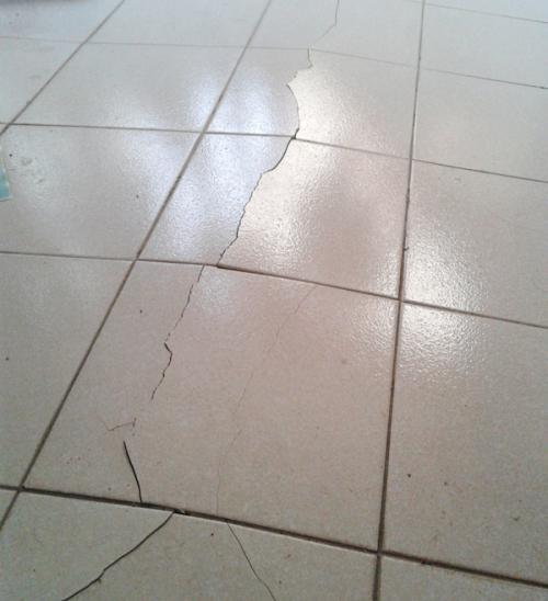 装修厨房墙瓷砖空鼓什么原因导致(装修厨房墙瓷砖空鼓什么原因导致的) 装修厨房墙瓷砖空鼓什么原因导致(装修厨房墙瓷砖空鼓什么原因导致的)